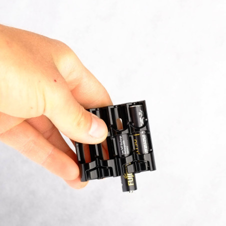 Pojemnik Storacell na 4 baterie AAA. Baterie nie wypadają.