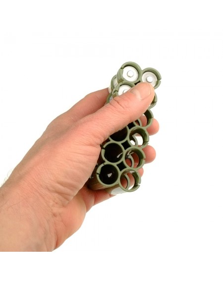 Storacell na baterie AA military green  w ręce