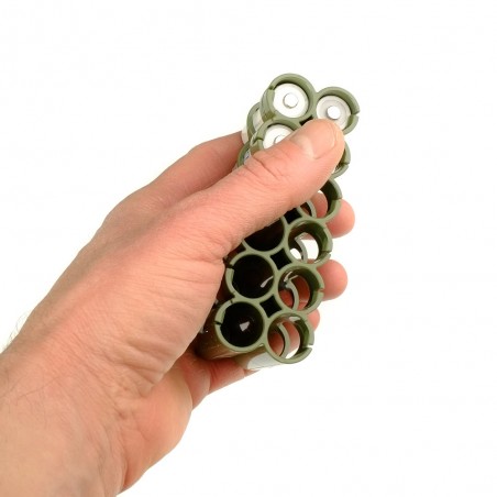 Storacell na baterie AA military green  w ręce